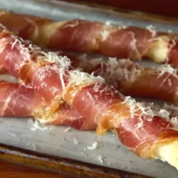 Broodstengels met Prosciutto en Parmezaan