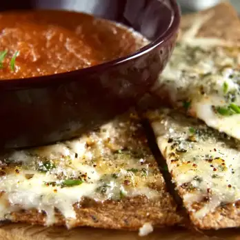 Parmezaanse Lavash Chips met Romige Tomaat-Basilicum Dip