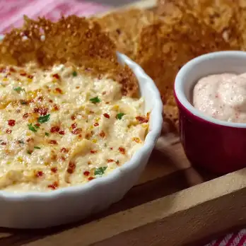 Knapperige Parmezaanse Kaas met Piquillo Rozensaus