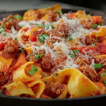 Romige Pappardelle met Pittige Worst Ragù