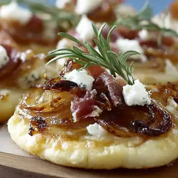 Mini Pizza's met Gekarameliseerde Ui en Geitenkaas