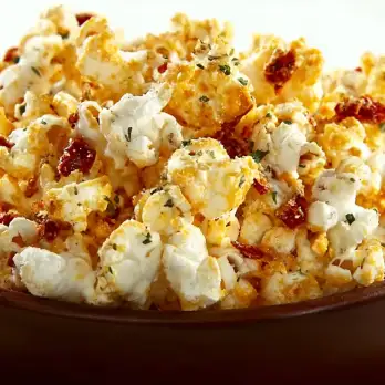 Pizza Popcorn: Snack met Zongedroogde Tomaten