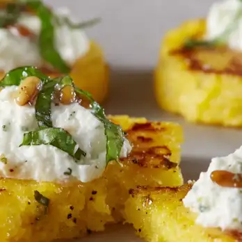 Polenta Halvemaan Hapjes met Geitenkaas en Pijnboompitten