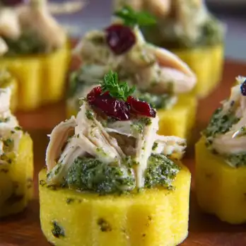 Polenta Kip Hapjes met Pesto en Cranberry's