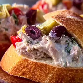 Tonijn-Artisjok Panini met Olijvenspread