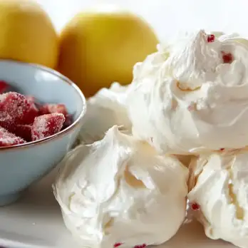 Luchtige Aardbeien Meringue Wolkjes