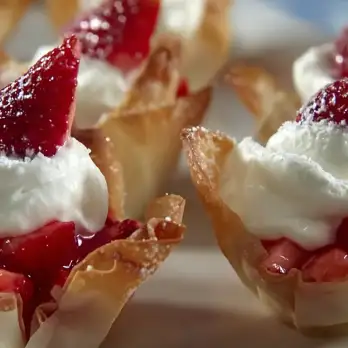 Aardbeien Wonton Bakjes met Sinaasappel-Mascarpone