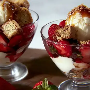 Aardbeien met Marsala-citroensaus en Amaretti