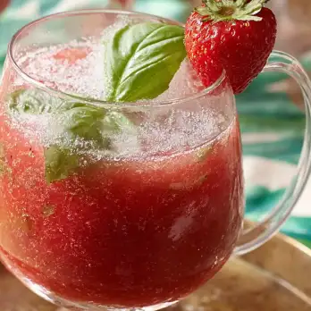 Aardbeien en Basilicum Frisse Waterdrank