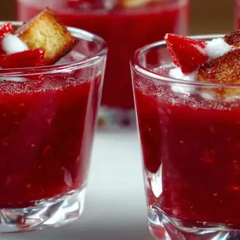 Zomers Aardbeien Soepje met Krokante Cakeblokjes