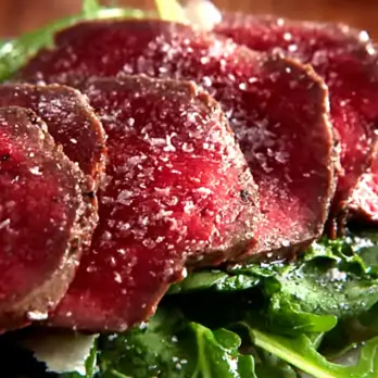 Klassieke Steak Carpaccio met Rucola en Parmezaan