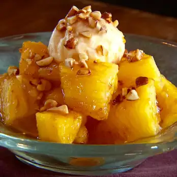 Gebakken Ananas met Honing en Pijnboompitten