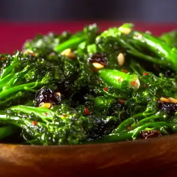 Snelle Broccoli Rabe met Rozijnen en Pijnboompitten