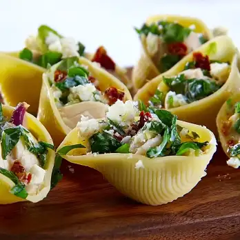 Gevulde Pastaschelpen met Kippensalade