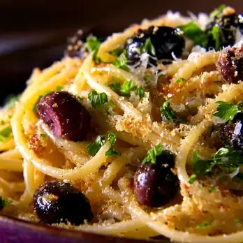 Spaghetti met Olijven en Krokant Paneermeel