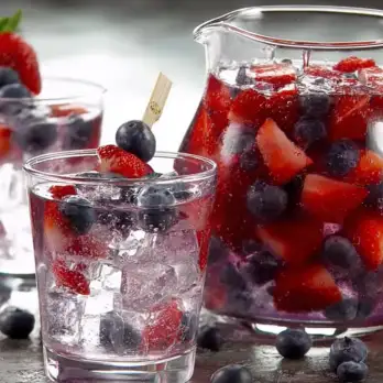 Verfrissend Aardbei-Blauwe Bes Water