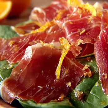 Verse Spinaziesalade met Sinaasappelvinaigrette en Krokante Prosciutto