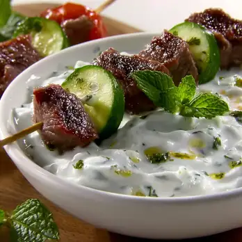 Pittige Rundvleesspiesjes met Komkommer-Yoghurt Dip