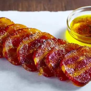 Gekarameliseerde Pancetta met Honing-Mosterd Saus