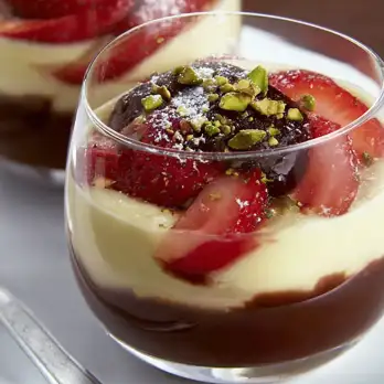 Pittige Zabaglione met Aardbeien en Chocoladesaus