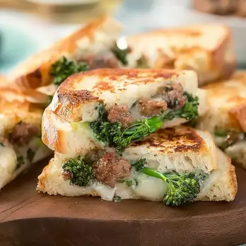 Pittige Worst en Broccolini Panini