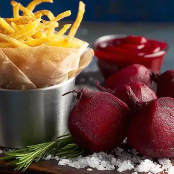 Zoete Aardappelfrietjes met Rode Biet Ketchup