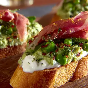 Zoete Erwt Crostini met Prosciutto