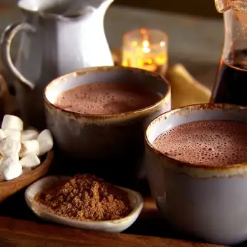 Warme Chocolade Bar met Zelfbedienings-Toppings