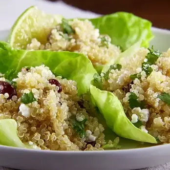 Quinoa met Zwarte Bonen en Hominy in Sla Wraps