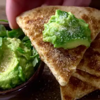 Avocado Hummus met Knapperige Pitachips