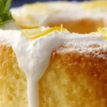 Luchtige Engelencake met Citroen-Honing Yoghurt Saus