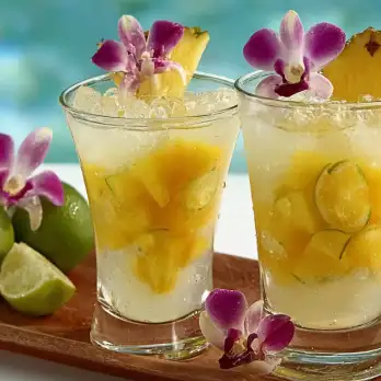 Tropische Ananas Rum Cocktail