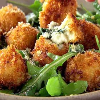 Rucola Salade met Gefrituurde Gorgonzola Balletjes
