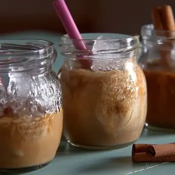 Ijskoude Latte met Kaneelsiroop