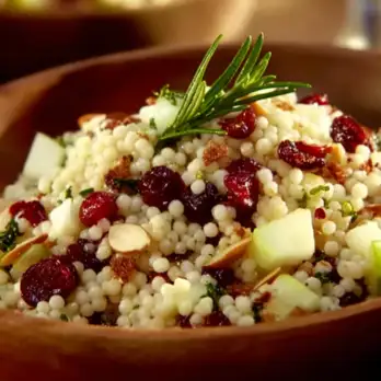 Israëlische Couscous Salad met Appel en Cranberries