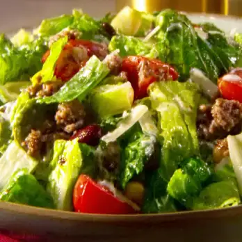Italiaanse Gemengde Salade met Kalkoenworst en Provolone