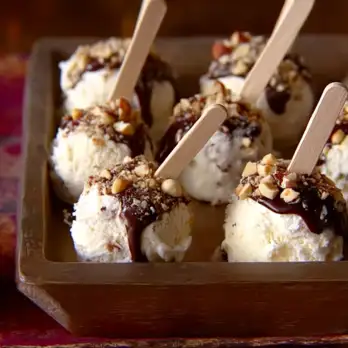 Vanille Gelato Hapjes met Chocolade en Hazelnoten