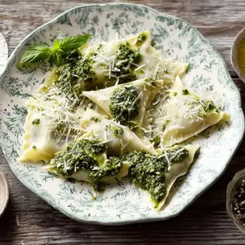Vier-Kazen Ravioli met Kruidenpesto