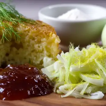Venkel Omgekeerde Cake met Frambozensaus