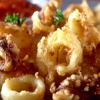 Knapperige Gefrituurde Calamari met Zelfgemaakte Tomatensaus
