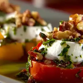 Zomerse Tomaat en Geitenkaas Salade met Kruidenolie