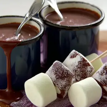 Witte Warme Chocolademelk met Marshmallow Roerstaafjes