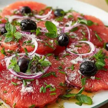 Grapefruit Basilicum Salade met Ui en Olijven