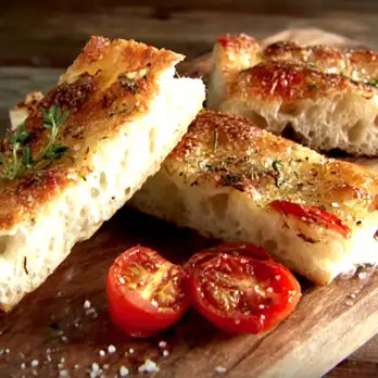 Knapperig Italiaans Knoflookbrood met Tomaat
