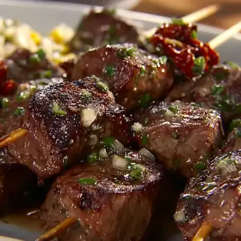 Gegrilde Runder Spiesjes met Zongedroogde Tomatensalsa