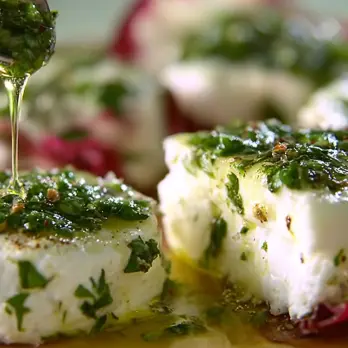 Geitenkaas in Radicchio Met Kruidenmarinade