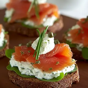 Open Sandwiches met Gerookte Zalm en Kruidenroomkaas