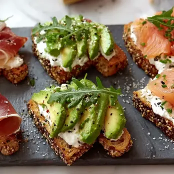 Gezellige Open Sandwiches met Avocado, Prosciutto en Gerookte Zalm