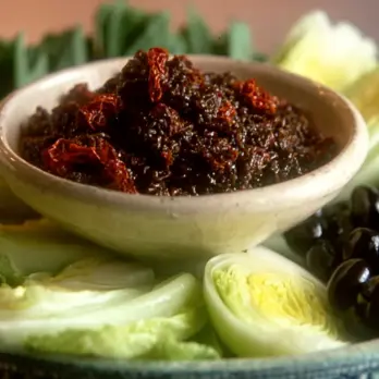 Zongedroogde Tomaat en Olijven Tapenade met Witlof