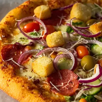 Pizza Salade met Pestocroutons